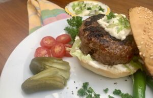 Chili burger with sides